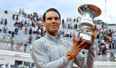 Rafael  Nadal celebra con el trofeo de campeón. 