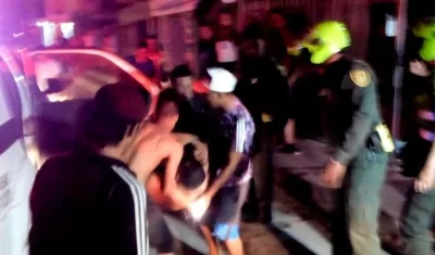 Jamer Villamizar Cortés es auxiliado para ser llevado al Hospital Universidad del Norte.