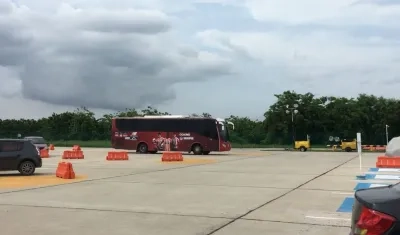 Junior saliendo del aeropuerto Ernesto Cortissoz. 