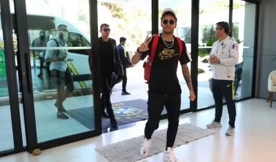 Neymar llegando al hotel de concentración. 