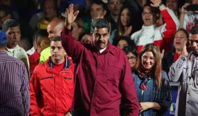 El presidente venezolano, Nicolás Maduro (c), celebra junto a su esposa, Cilia Flores (c-d), tras conocer los resultados de las elecciones.