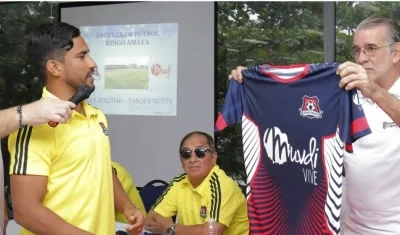 José Amaya y el gobernador Eduardo Verano, durante el lanzamiento de la escuela de fútbol en el Parque Muvdi.