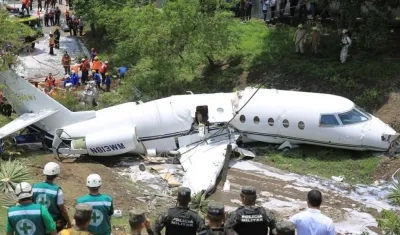 El avión, con al menos seis personas a bordo, se accidentó hoy al final de la pista del Aeropuerto Internacional de Toncontín, de la capital de Honduras, sin registro de víctimas mortales.