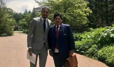 Paolo Guerrero y Edwin Oviedo, presidente de la Federación Peruana de Fútbol.