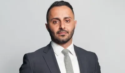 Fotografía cedida por Avicanna Inc. que muestra al presidente de la compañía, Aras Azadian, en un laboratorio de la empresa en Toronto (Canadá).  