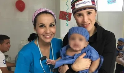 Especialistas y paciente de la jornada Operación Sonrisa.