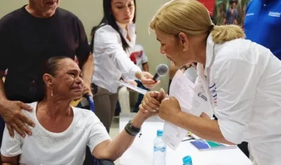 La Directora de la Unidad para las Víctimas, Yolanda Pinto, con uno de los familiares indemnizados.