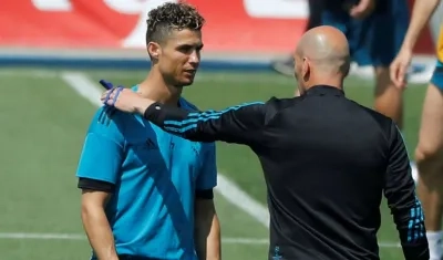 Cristiano Ronaldo durante un entrenamiento con Zinedine Zidane. 