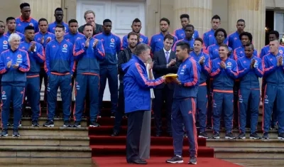 El Presidente Juan Manuel Santos entrega al capitán Falcao García la bandera de Colombia.