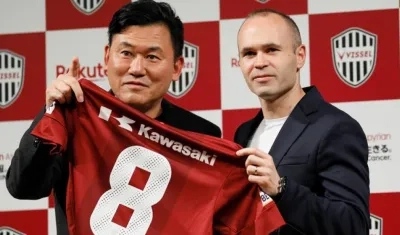 El centrocampista internacional español Andrés Iniesta (d) posa junto al presidente del Vissel Kobe, el empresario nipón Hiroshi Mikitani, durante el acto de su presentación celebrado en Tokio, Japón. 