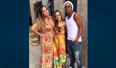 Ronaldinho al lado de sus novias Priscilla Coelho y Beatriz Sousa.