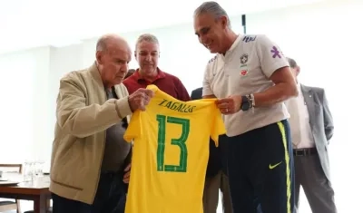 Mario Zagallo y el técnico de Brasil, Tite. 