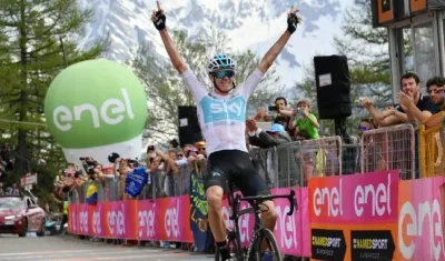 Chris Froome gala la etapa y es líder. 