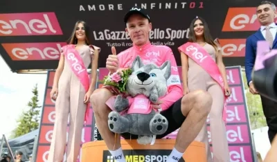 Froome con la camiseta de líder del Giro. 
