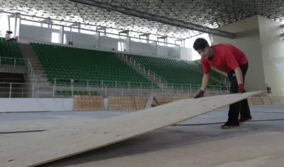 Colocación de las primeras piezas de madera del escenario. 