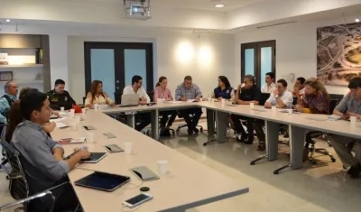 Funcionarios durante la reunión en la Alcaldía de Barranquilla. 