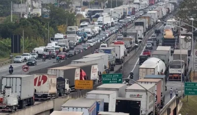 Los camioneros reclaman por los elevados precios del combustible.
