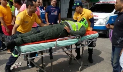 Momentos en que uno de los policías es auxiliado por los paramédicos.