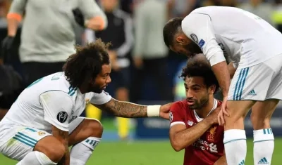 Salah es consolado por Marcelo y Sergio Ramos. 