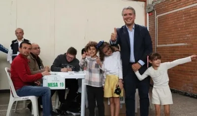 Iván Duque al lado de sus hijas después de votar. 