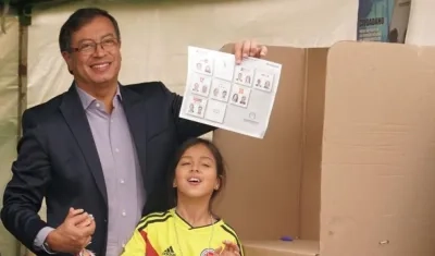 Gustavo Petro al lado de su hija. 
