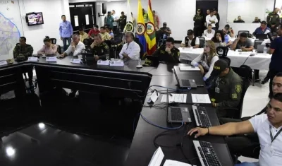 Autoridades en el Puesto de Mando Unificado. 