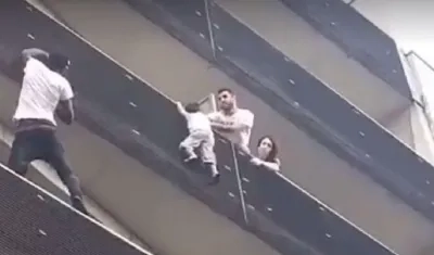 Mamoudou Gassama salva a un niño en un edificio.