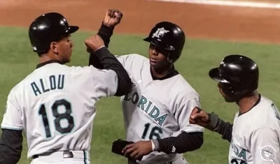 Moisés Alou y Édgar Rentería durante su paso por los Marlins de Miami. 