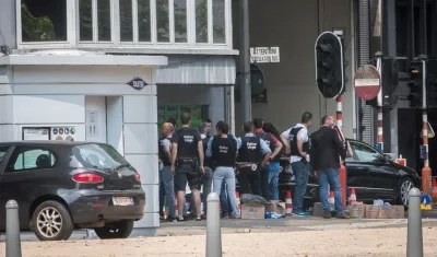 Agentes de policía belgas forman un cordón policial en el lugar de un tiroteo en Lieja, Bélgica, hoy, 29 de mayo