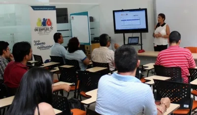 Personas buscando empleo asisten a un charla del Sena.