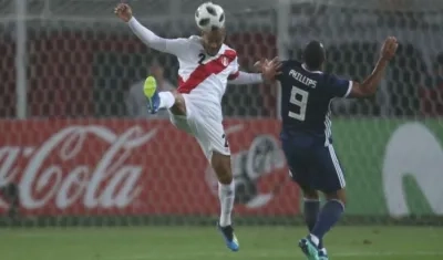 Alberto Rodriguez disputa una pelota contra un contrario. 