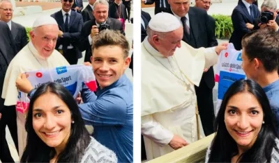 Miguel Ángel López pide al papa Francisco que bendiga su camiseta. 