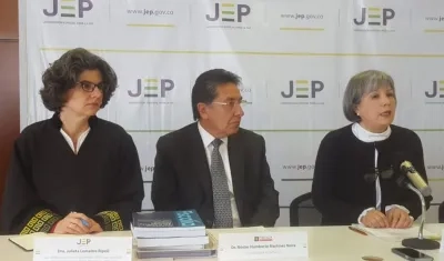 La presidenta de la JEP Patricia Linares,  el Fiscal Néstor Humberto Martínez y la Vicefiscal María Paulina Riveros.