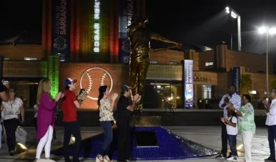 Autoridades locales y el exjugador de Grandes Ligas, Édgar Rentería junto a la estatua.