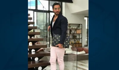 El cantante Maluma usando un polémico accesorio.