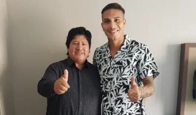 El presidente de la FPF, Edwin Oviedo,  y el jugador Paolo Guerrero.