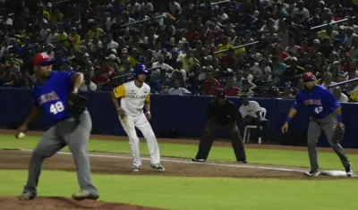 Una jugada del partido Colombia-República Dominicana, donde los caribeños vencieron 4-2 al conjunto local.