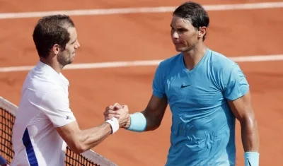 Richard Gasquet le da la mano a Rafael Nadal. 