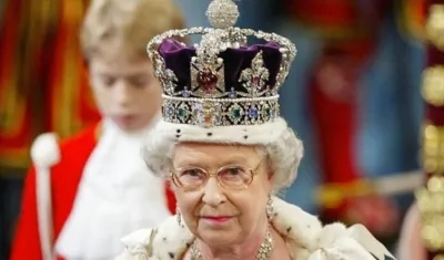 La Reina Isabel con su corona real.