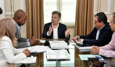 Presidente Santos reunido con ministros Luis Murillo y Germán Arce.