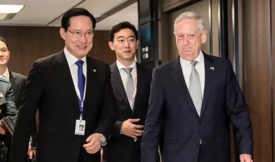 El ministro de Defensa de Corea del Sur, Song Young-moo junto al secretario de Defensa de EEUU, James Mattis.