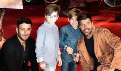  Jwan Yosef, sus dos hijos Valentino y Matteo, y Ricky Martín.