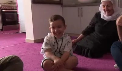 En el reportaje televisivo se ve y se oye al niño reconociendo en inglés diversos objetos.