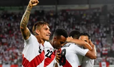 Paolo Guerrero festeja uno de sus dos goles ante Arabia Saudí.