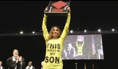 Patricia Oliver con un cuadro con el birrete y el diploma de su hijo Joaquín, fallecido en el tiroteo de Parkland.