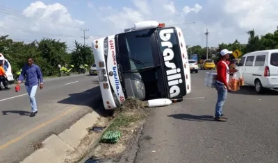 Así quedó el bus tras sufrir el accidente.