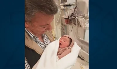 El Presidente Juan Manuel Santos y su nieta Celeste.