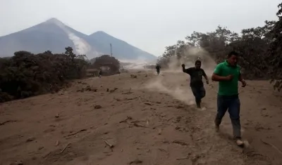 Miles de personas tratan de escapar. 