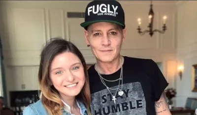 El actor estadounidense Johnny Depp y una fan.