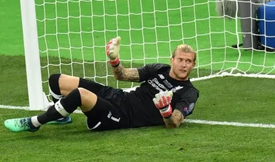 Karios reclama tras la falta de Ramos. 